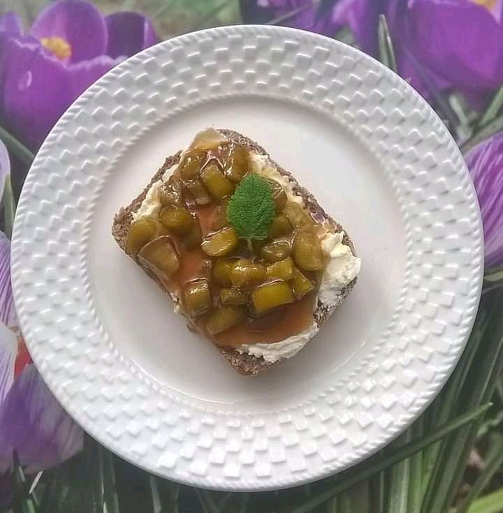 Kanapka z karmelizowanym rabarbarem