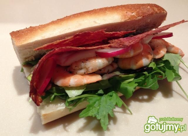 Kanapka z krewetką i chrupiącym bekonem