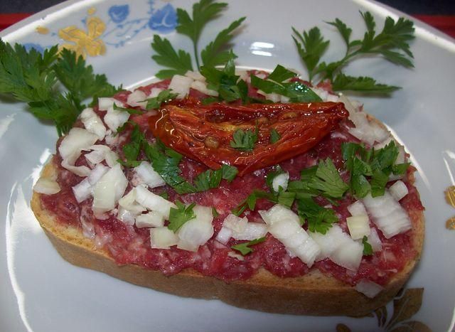 Kanapka z metką i suszonym pomidorem  Kanapka z metką i suszonym pomidorem