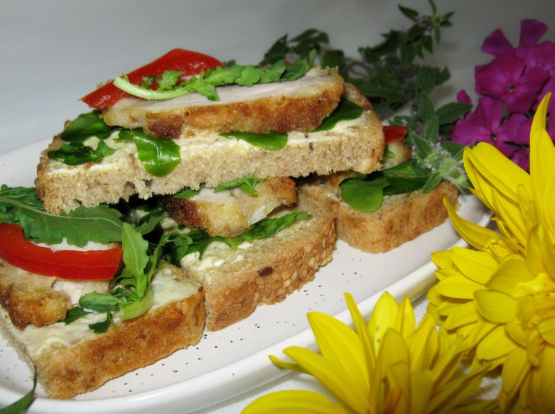 Kanapka z rukolą i dodatkami Kanapka z rukolą i dodatkami