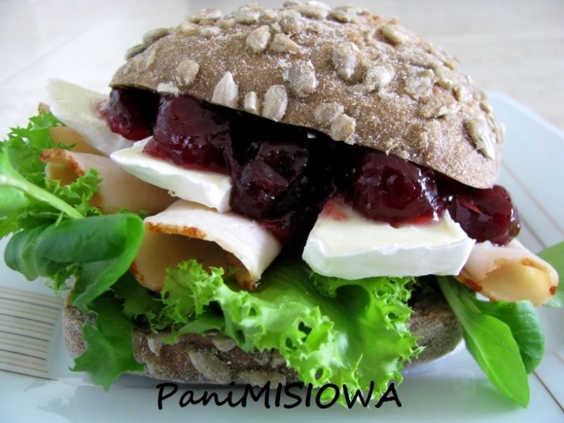 Kanapka z serem pleśniowym i żurawiną Kanapka z serem pleśniowym i żurawiną