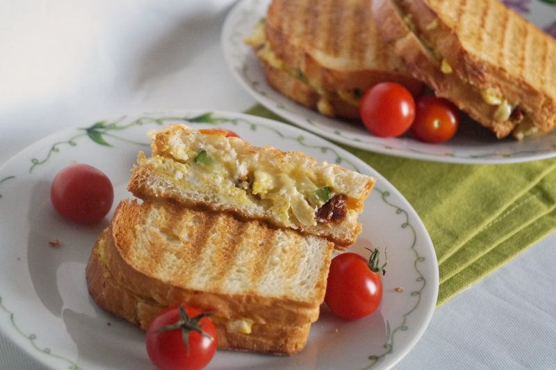 Kanapki na ciepło z jajkami i cukinią Kanapki na ciepło z jajkami i cukinią