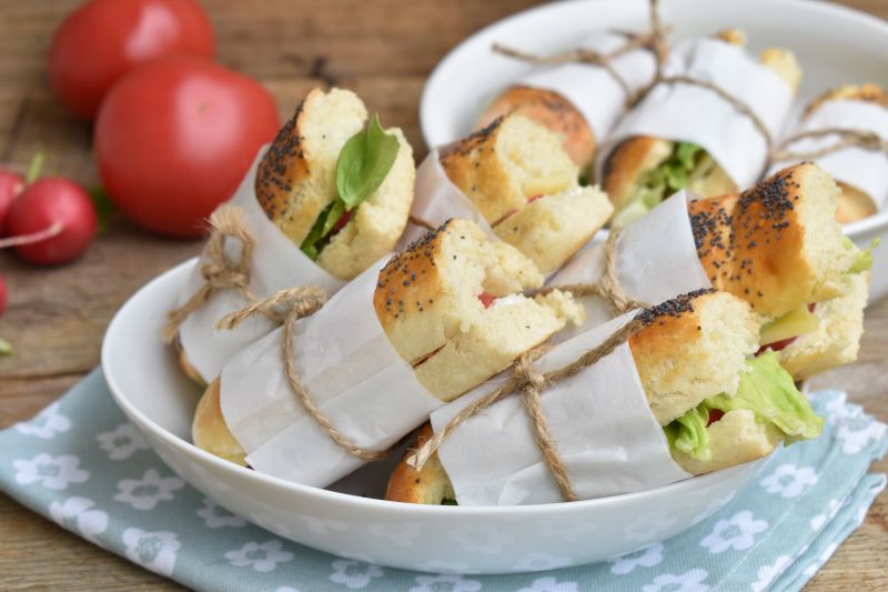 Kanapki piknikowe na domowych bagietkach