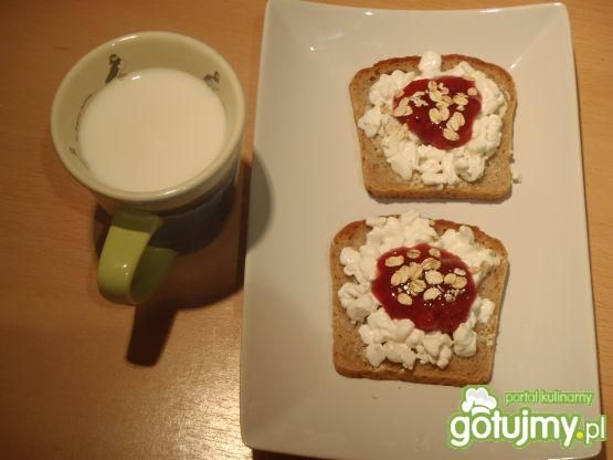 Kanapki serowo-owocowe do mleka