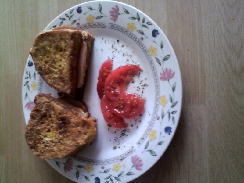 Kanapki w jajku z pomidorem