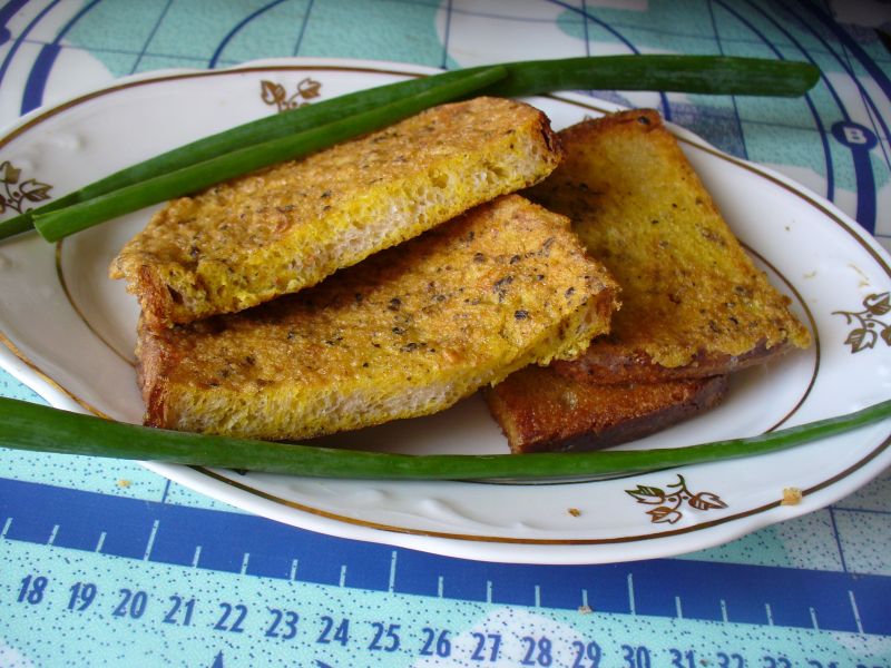 Kanapki z chleba panierowane w jajku i opiekane