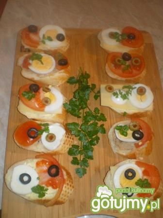 Kanapki z jajkiem i oliwkami na bagietce Kanapki z jajkiem i oliwkami na bagietce