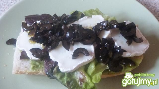 Kanapki z kozim serem i oliwkami Kanapki z kozim serem i oliwkami