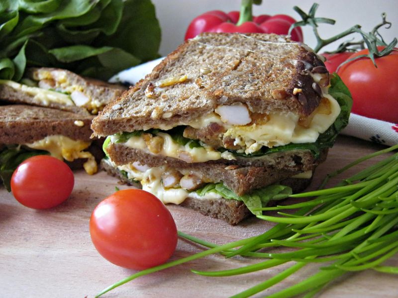 Kanapki z kurczakiem i jajkiem na ciepło 