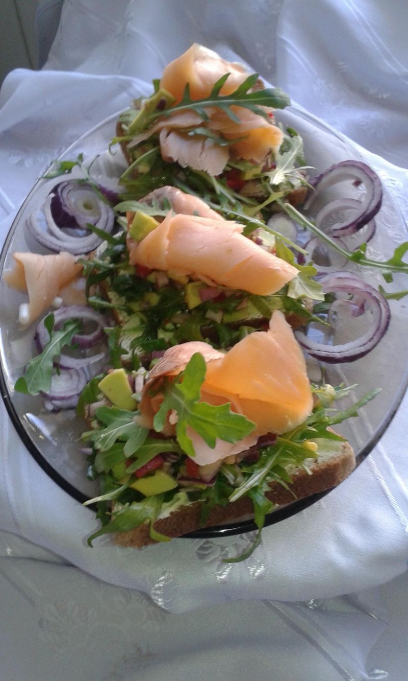 Kanapki z łososiem i różnościami.