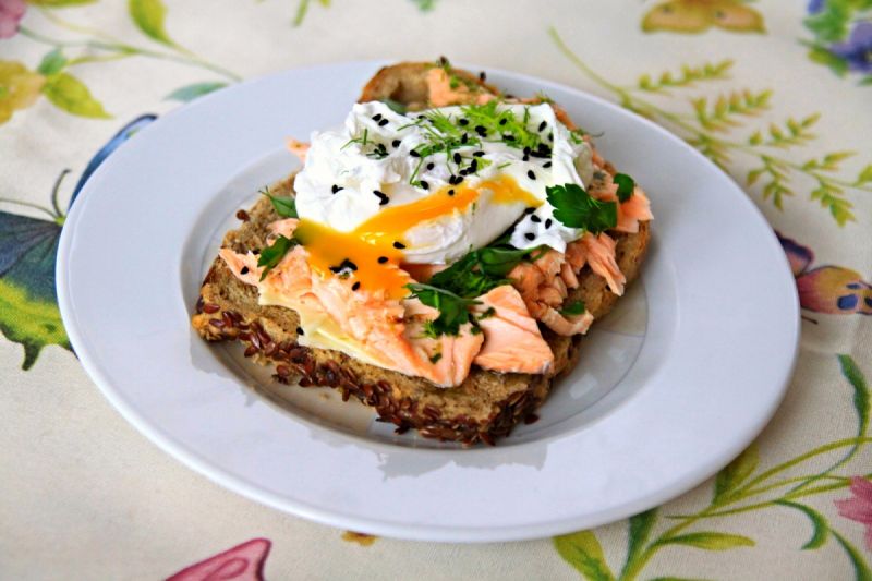 Kanapki z łososiem, jajkiem i sezonowymi  ziołami Kanapki z łososiem, jajkiem i sezonowymi  ziołami