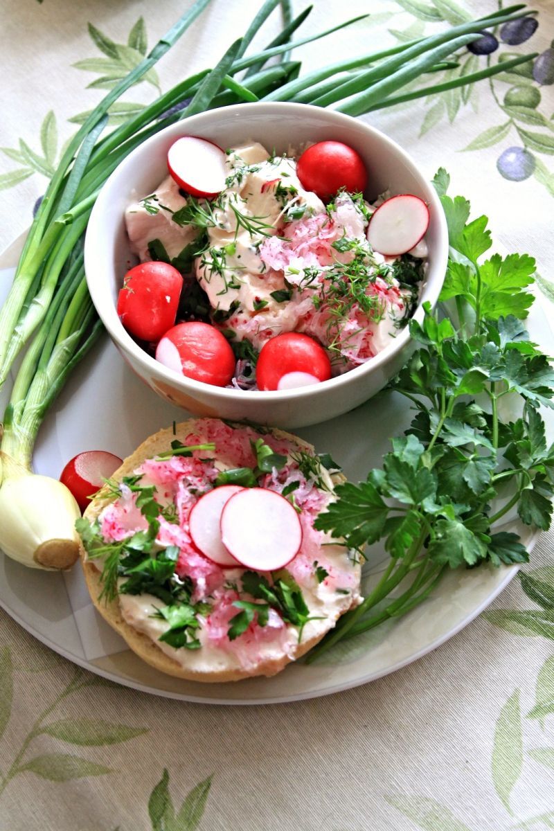 Kanapki z pastą twarogowo-ziołową i rzodkiewkami  Kanapki z pastą twarogowo-ziołową i rzodkiewkami