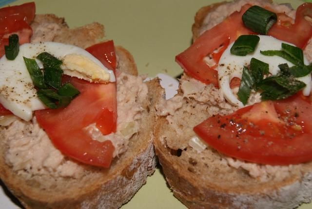 Kanapki z pastą z tuńczyka