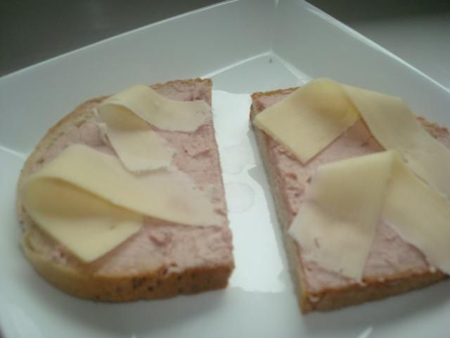 kanapki z pasztetem i żółtym serem