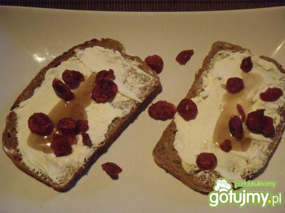 Kanapki z ricottą i żurawiną