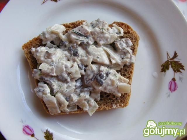 Kanapki z sałatką śledziową