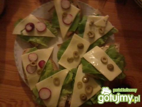 Kanapki z serem i oliwkami