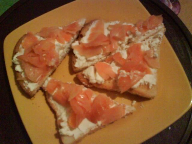 Kanapki z serkiem i łososiem wędzonym