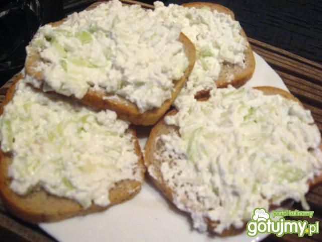 Kanapki z twarożkiem z ogórka Kanapki z twarożkiem z ogórka