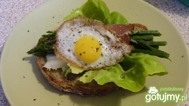 Kanapki ze szparagami w szynce