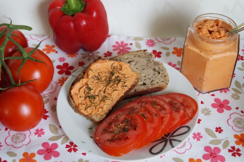 Kanapkowa pasta z kurczaka z ajwarem Kanapkowa pasta z kurczaka z ajwarem