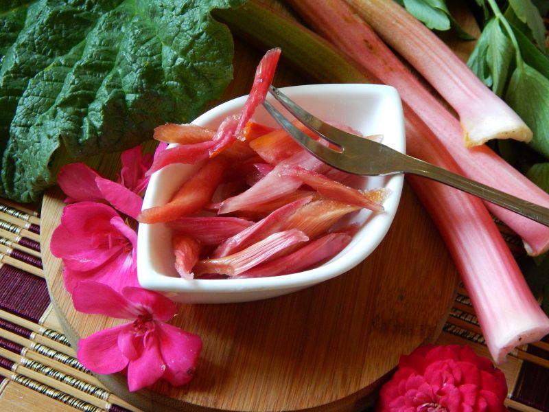 Kandyzowany rabarbar do ciast i deserów Kandyzowany rabarbar do ciast i deserów