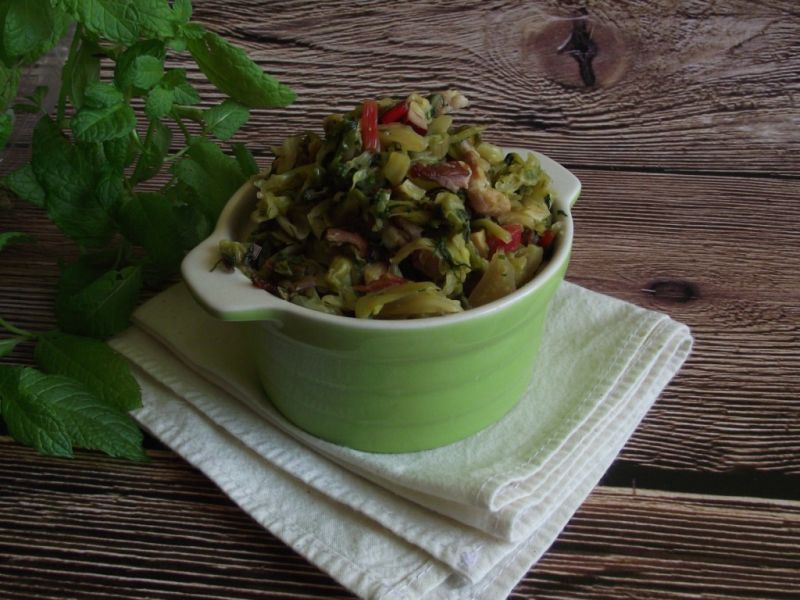 Kapuściana botwinka z wędzonką i koperkiem Kapuściana botwinka z wędzonką i koperkiem