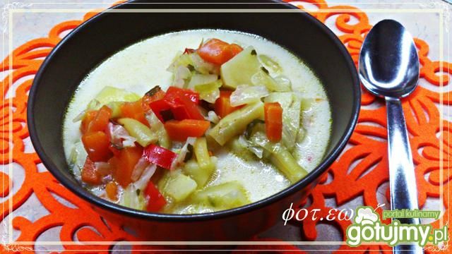 Kapuśnaik z fasolką i papryką