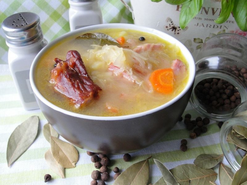 Kapuśniak na żeberkach wędzonych