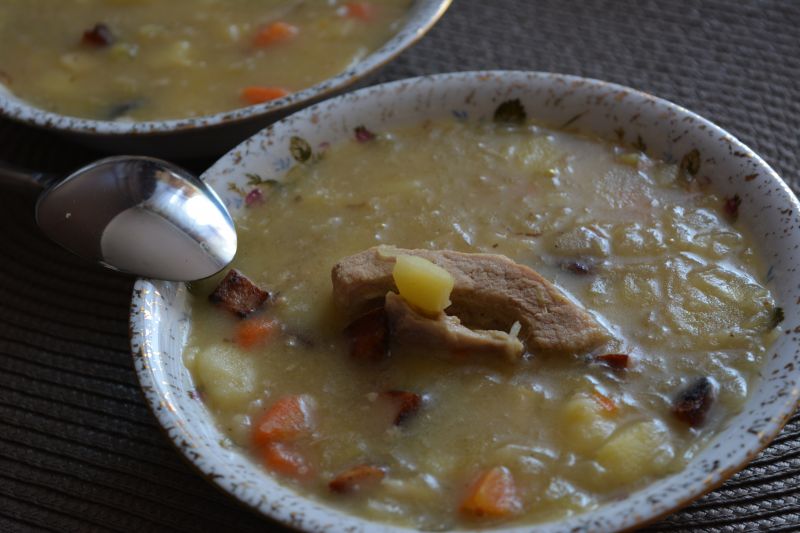 Kapuśniak na żeberkach z warzywami i kiełbasą