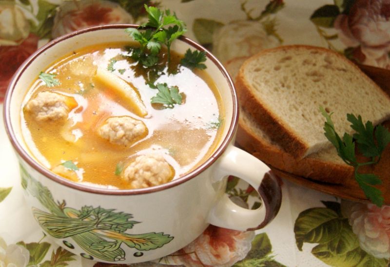 Kapuśniak rosołowy z drobiowymi pulpecikami Kapuśniak rosołowy z drobiowymi pulpecikami