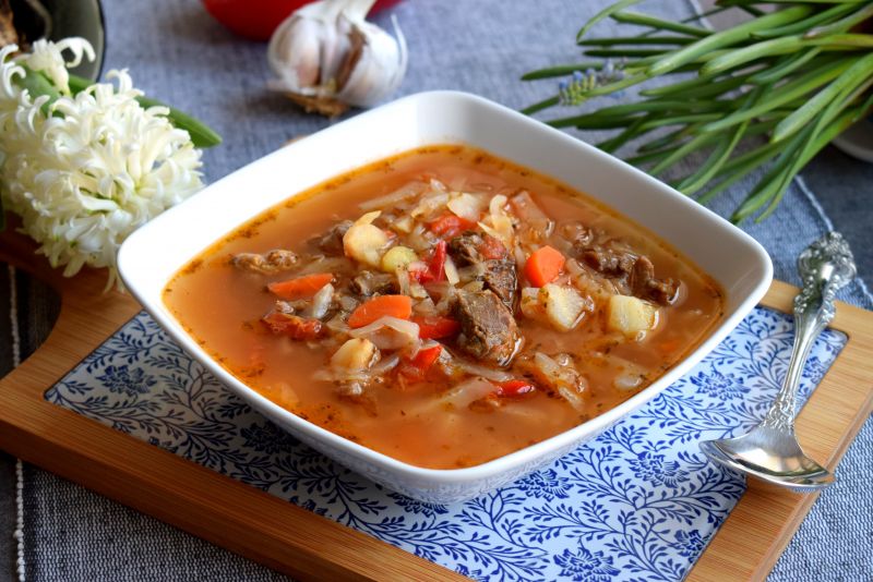 Kapuśniak z białej kapusty i wołowiny