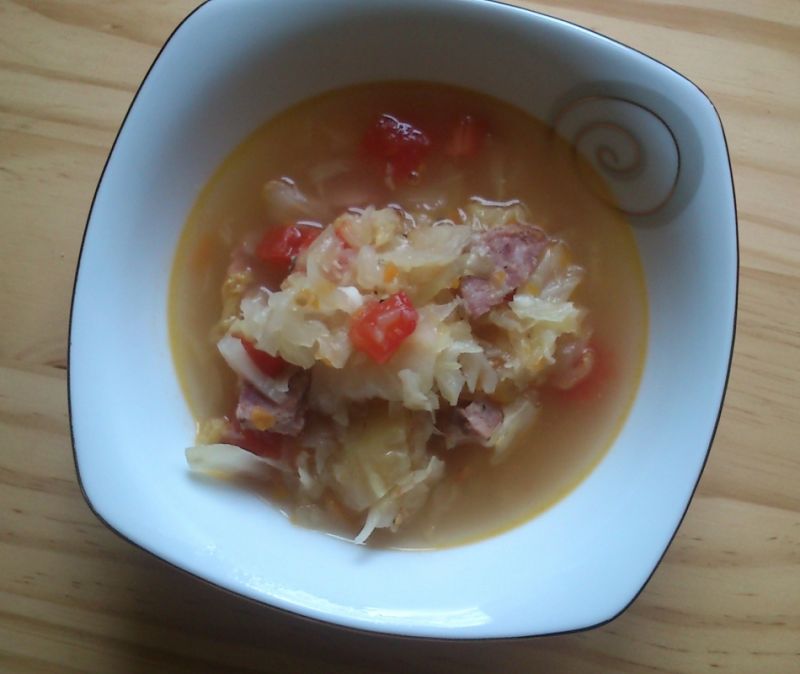 Kapuśniak z białej kapusty ze świeżymi pomidorami  Kapuśniak z białej kapusty ze świeżymi pomidorami