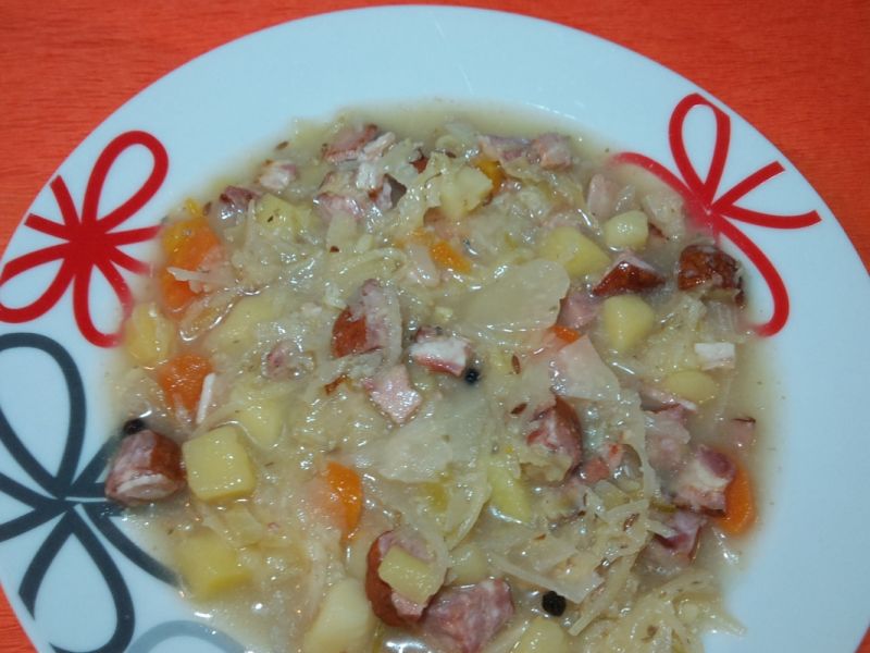 Kapuśniak z boczkiem i kiełbasą Kapuśniak z boczkiem i kiełbasą