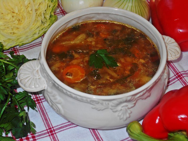 Kapuśniak z botwinką i musem z pieczonej papryki Kapuśniak z botwinką i musem z pieczonej papryki