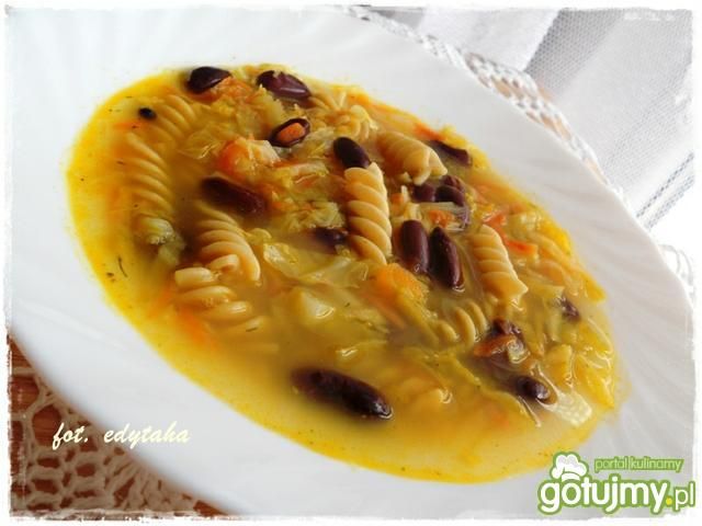 Kapuśniak z czerwoną fasolą i makaronem