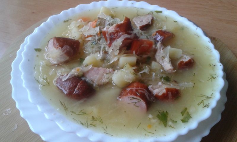 Kapuśniak z grillowaną kiełbasą