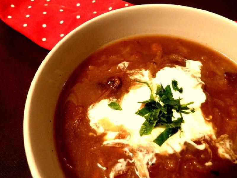 Kapuśniak z grzybami i suszonymi śliwkami