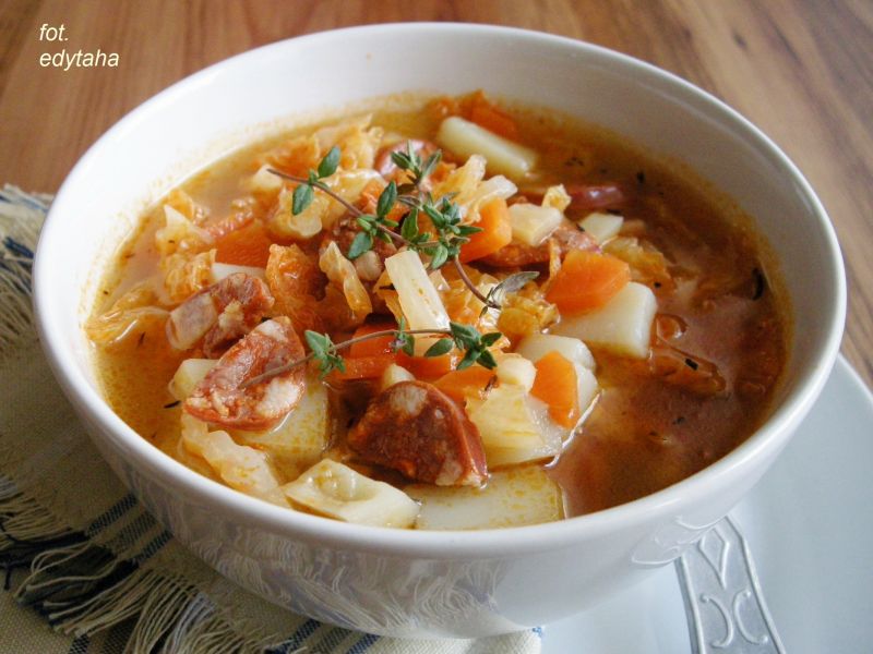 Kapuśniak z kapusty włoskiej z chorizo Kapuśniak z kapusty włoskiej z chorizo