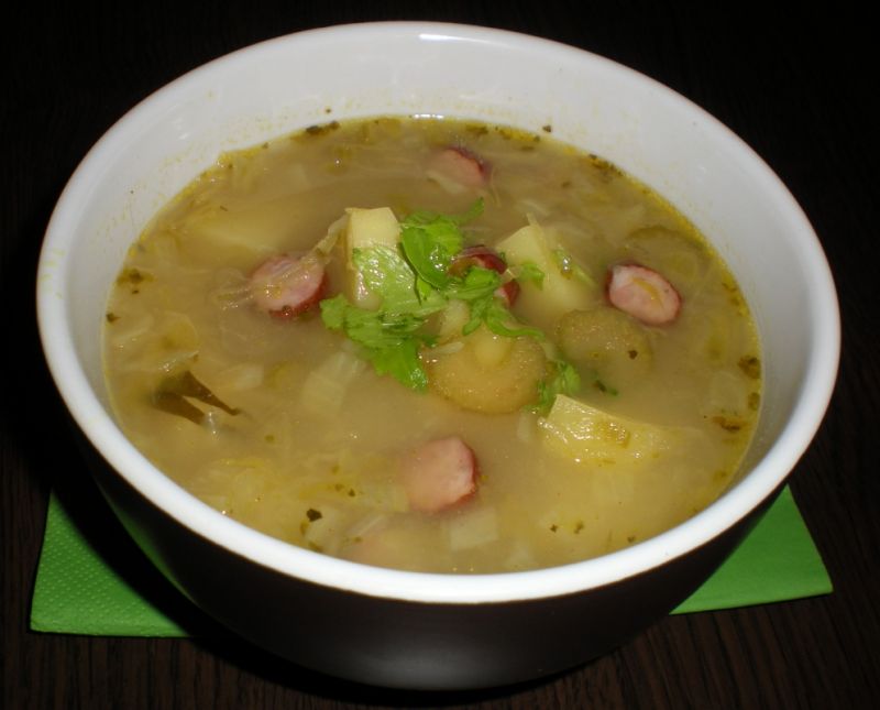 Kapuśniak z kiełbaską i ziemniakami