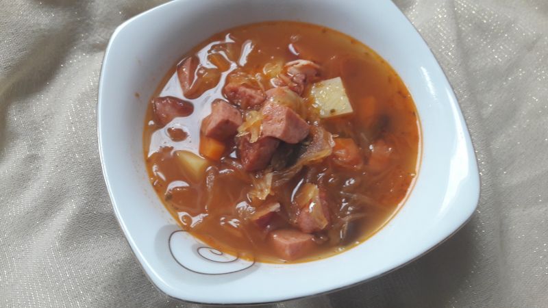 Kapuśniak z kiszonej kapusty z kiełbasą Kapuśniak z kiszonej kapusty z kiełbasą