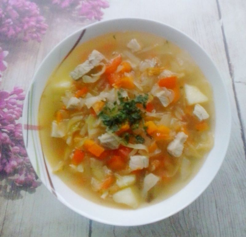 Kapuśniak z kiszonej kapusty z papryką i boczkiem.