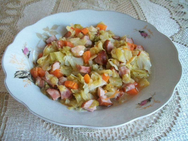 Kapuśniak z pomidorem i koperkiem