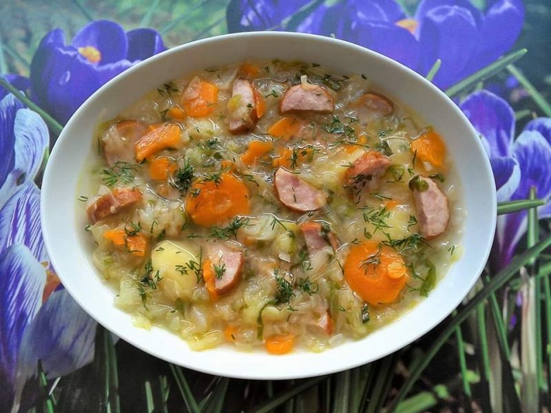 Kapuśniak z zieloną sałatą i kiełbasą