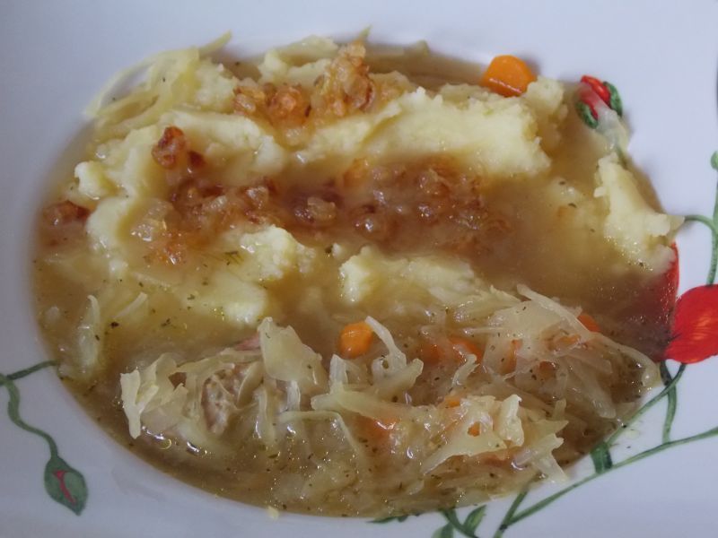 Kapuśniak ze smażoną cebulką