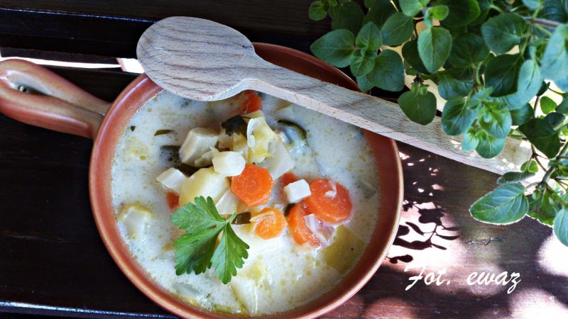 Kapuśniak ze szparagami i szpinakiem