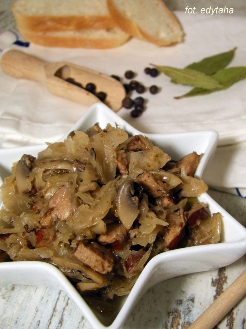 Kapusta a’la bigos z pieczarkami