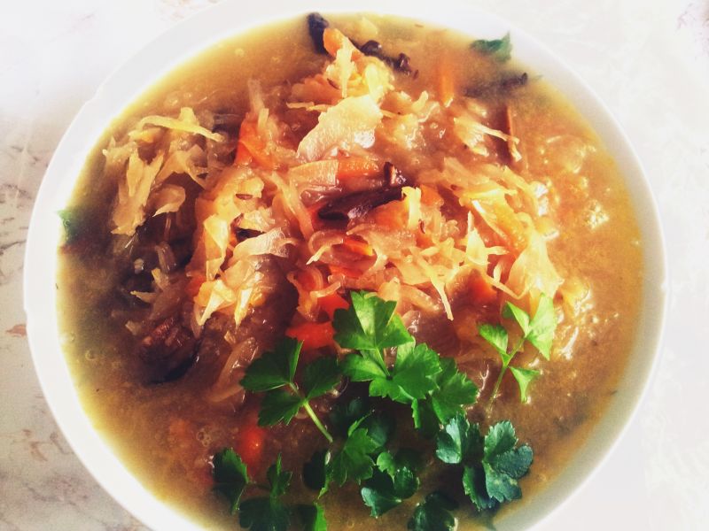 Kapusta bezmięsna z grzybami marchewką i jabłkami