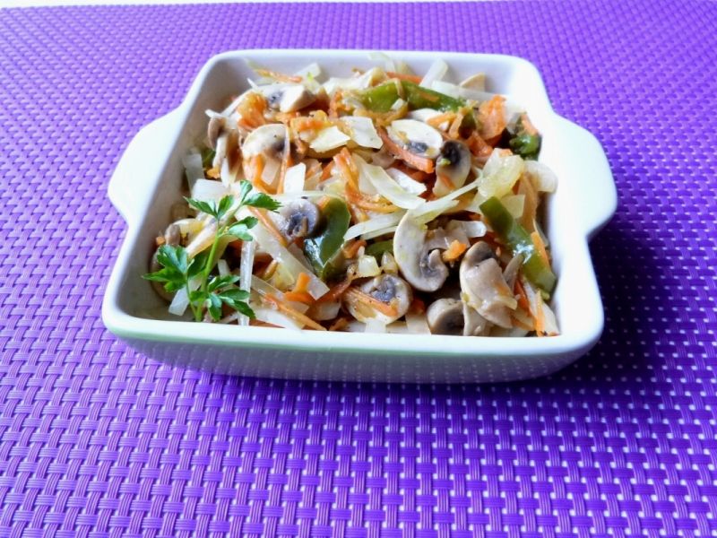 Kapusta biała z papryką i pieczarkami