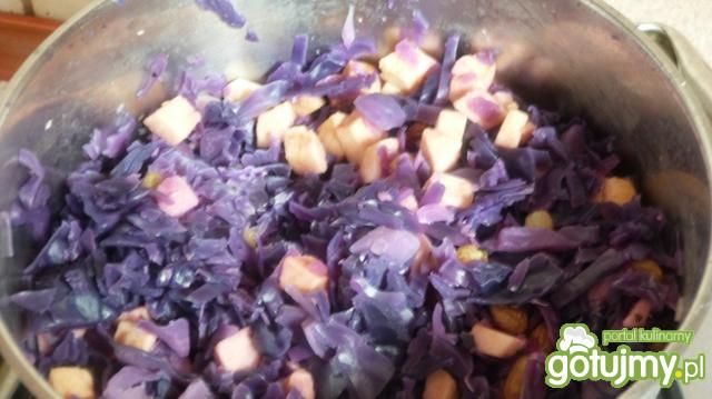 Kapusta czerwona z jabłkiem i rodzynkami